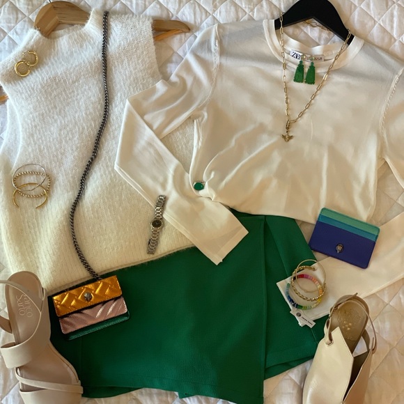 Green skort, can be dressed up or down with casual T or dressy top & heels - Picture 2 of 7